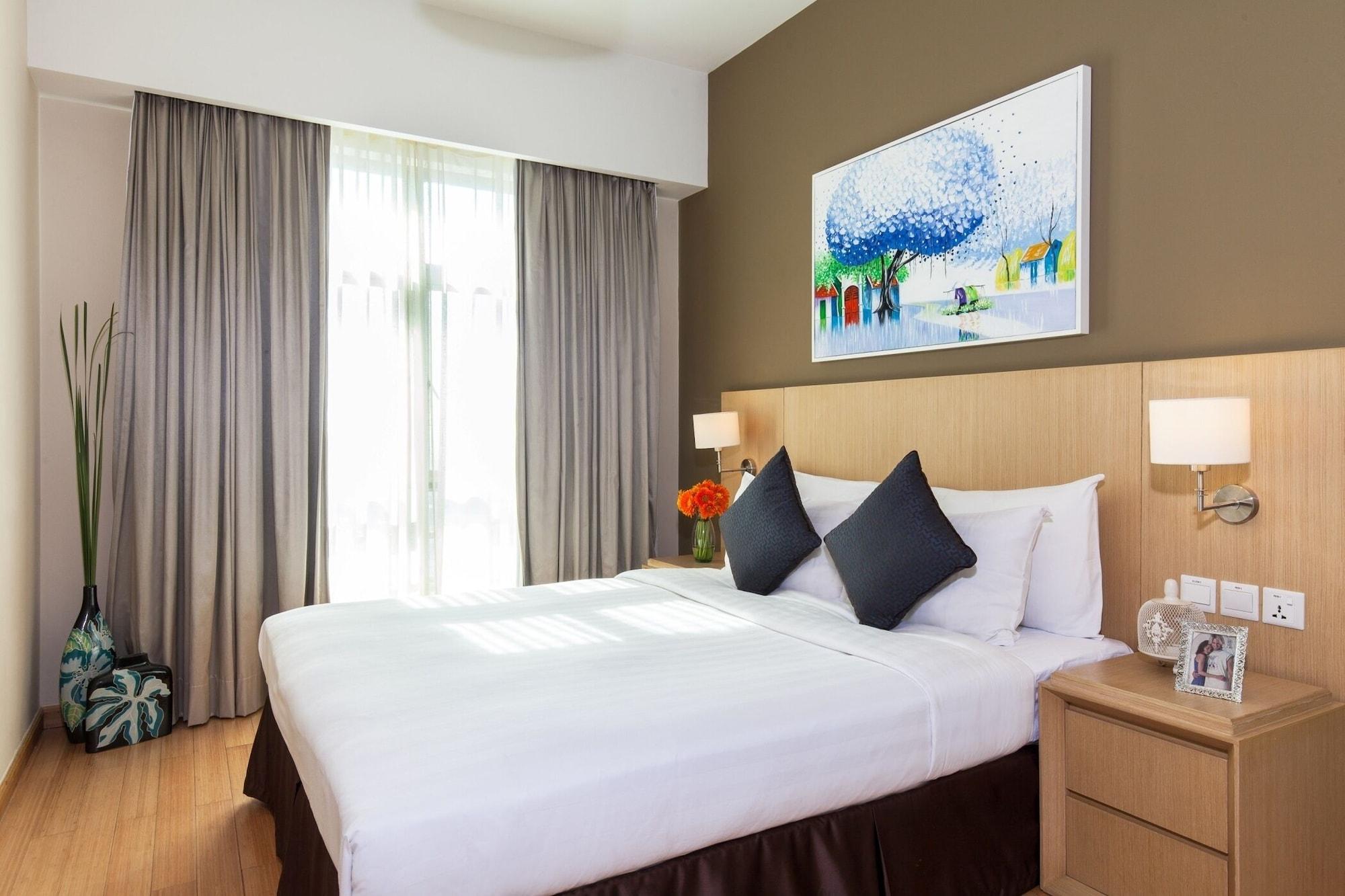 Somerset Хошимин Экстерьер фото A bedroom at the hotel