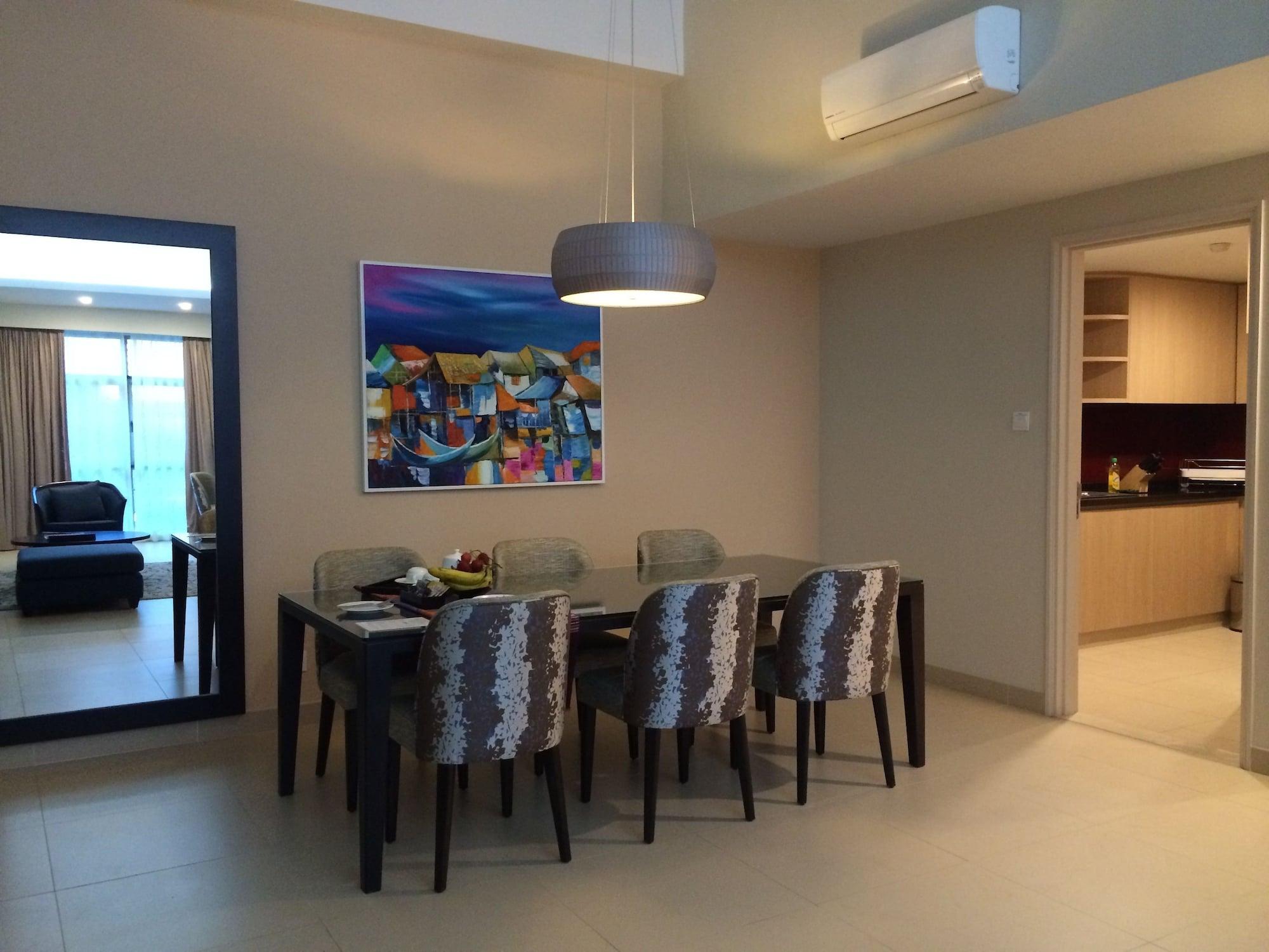 Somerset Хошимин Экстерьер фото A dining room in a condominium