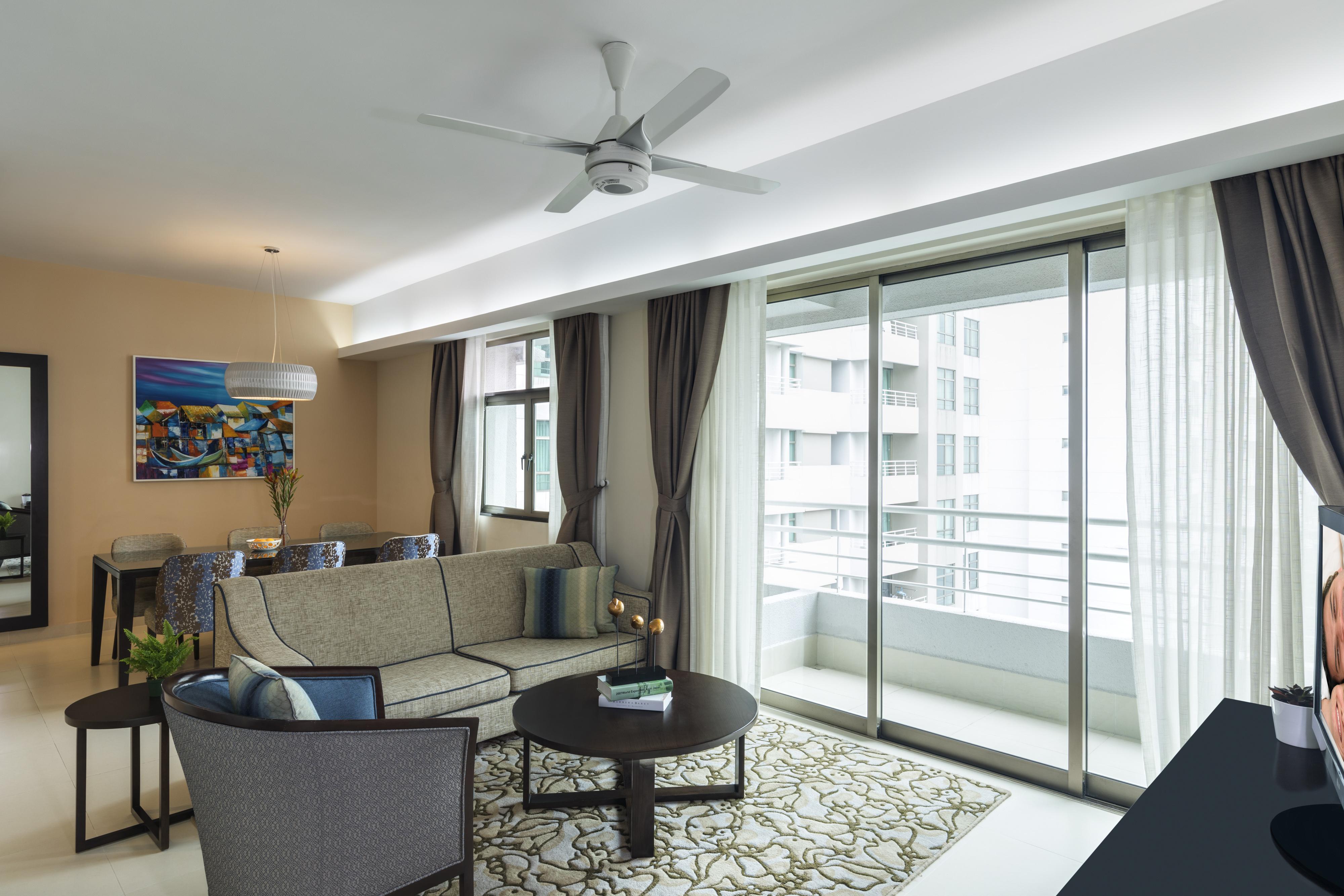 Somerset Хошимин Экстерьер фото A living room with a ceiling fan