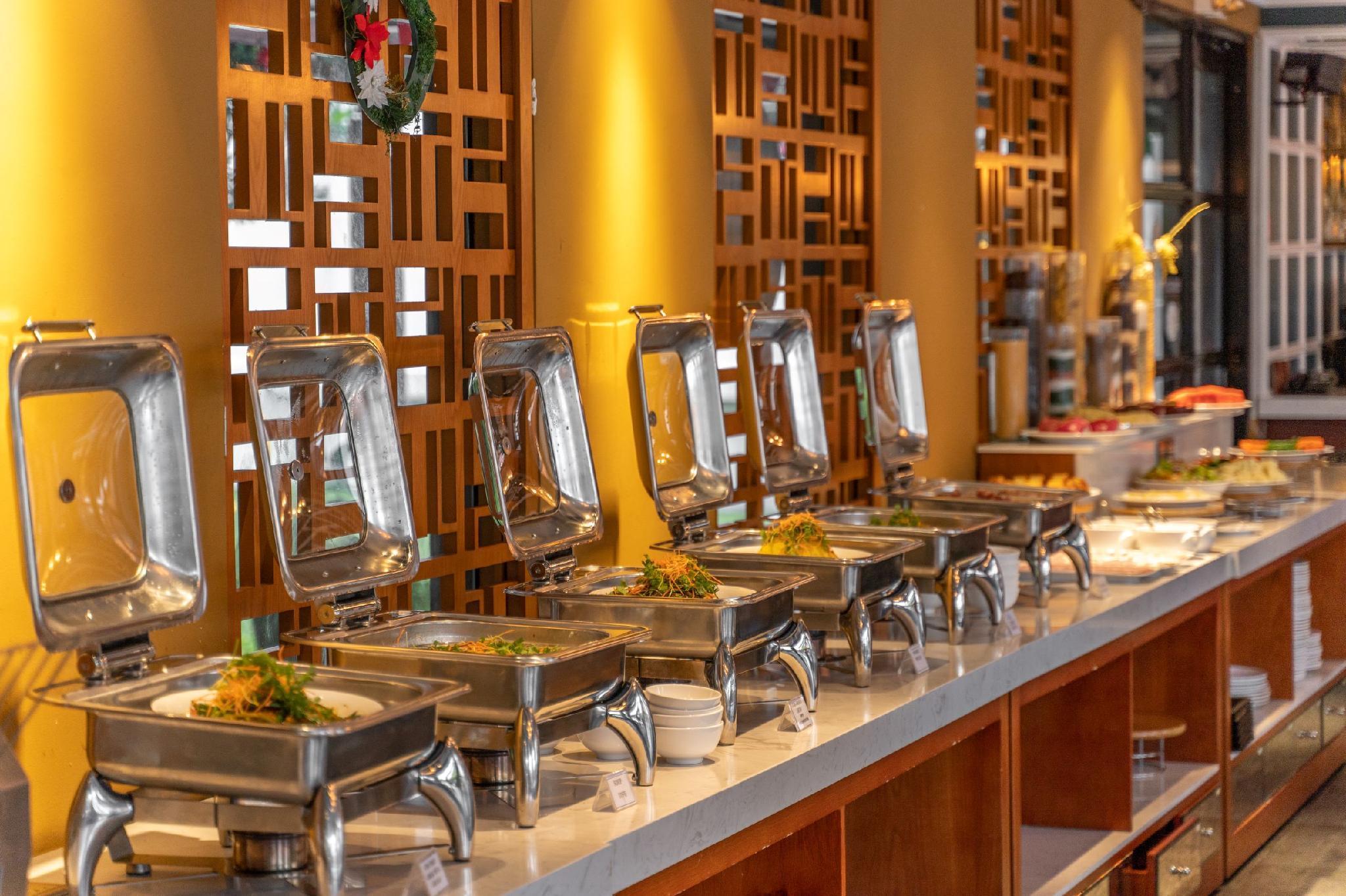Somerset Хошимин Экстерьер фото A buffet at a hotel