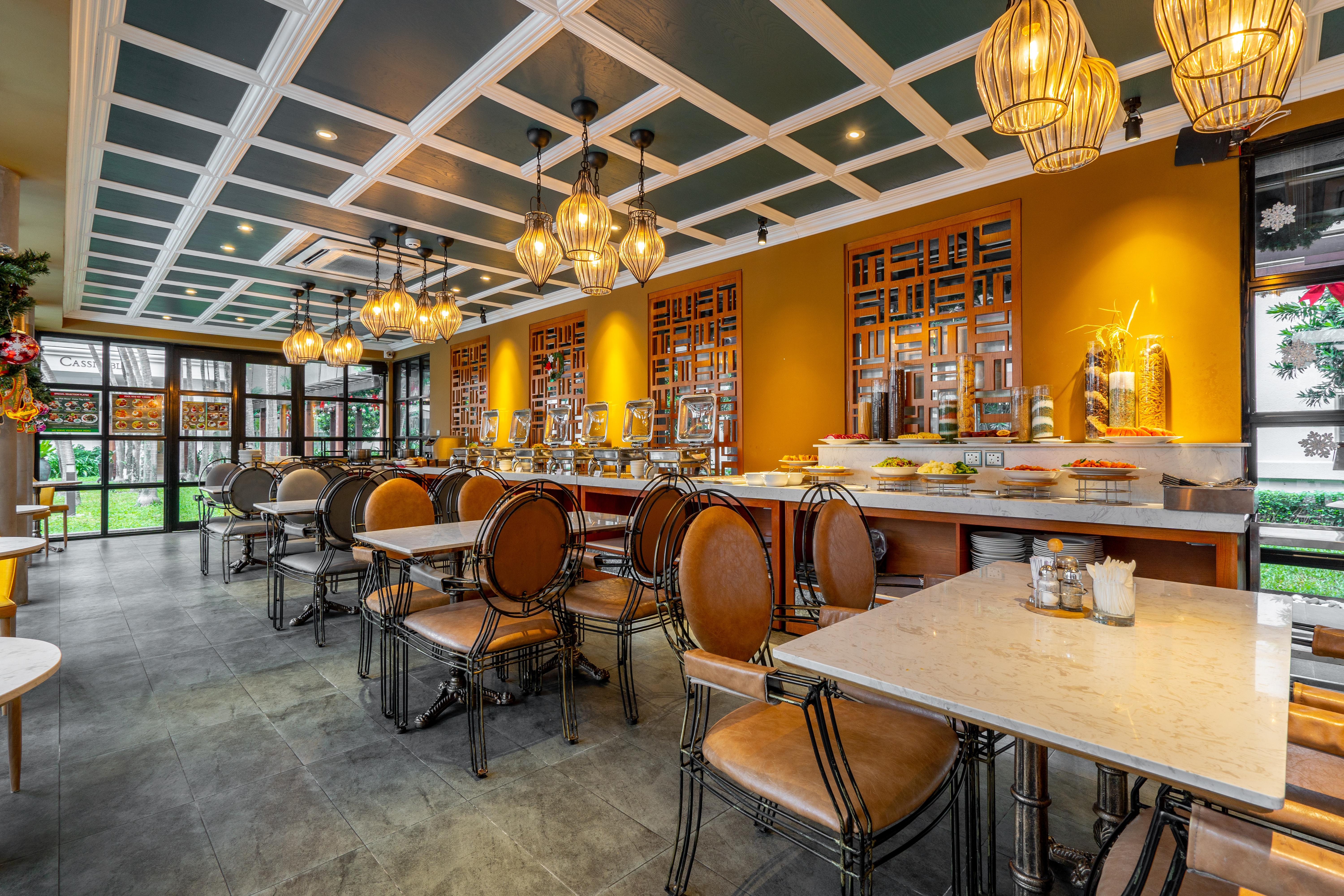 Somerset Хошимин Экстерьер фото The interior of the restaurant