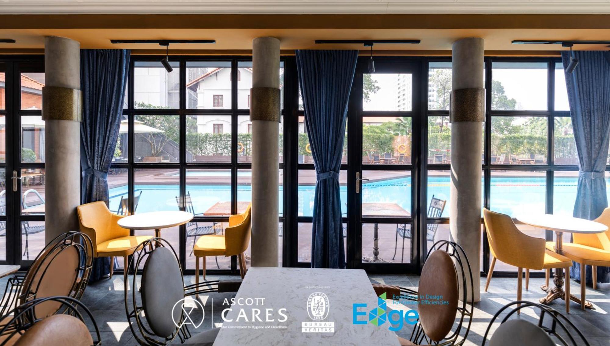 Somerset Хошимин Экстерьер фото The poolside lounge at the hotel