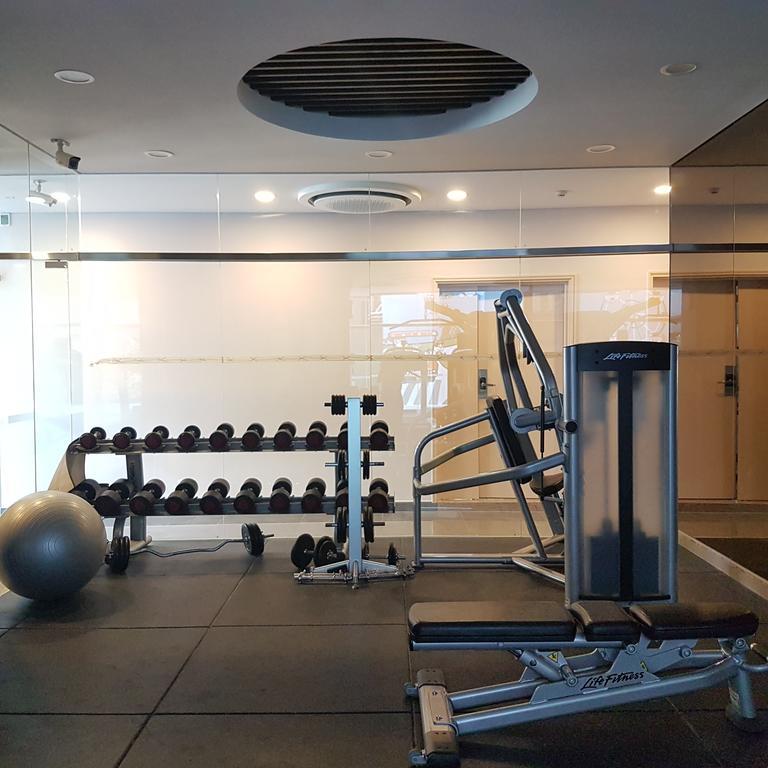 Somerset Хошимин Экстерьер фото A gym at a hotel