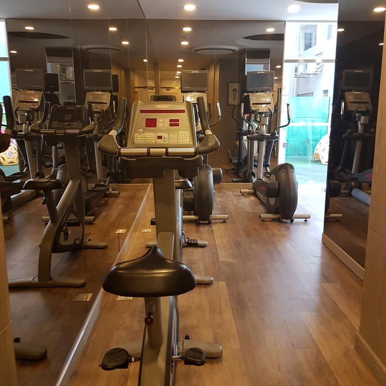 Somerset Хошимин Экстерьер фото The gym at the hotel