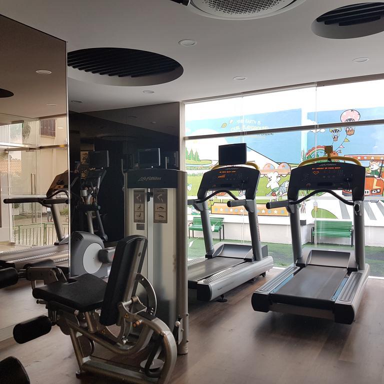 Somerset Хошимин Экстерьер фото The gym at the hotel
