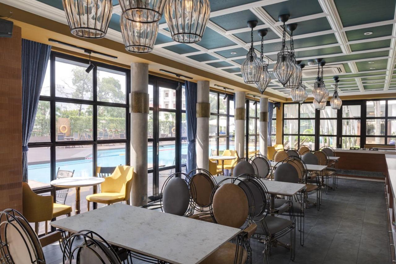 Somerset Хошимин Экстерьер фото The interior of the restaurant